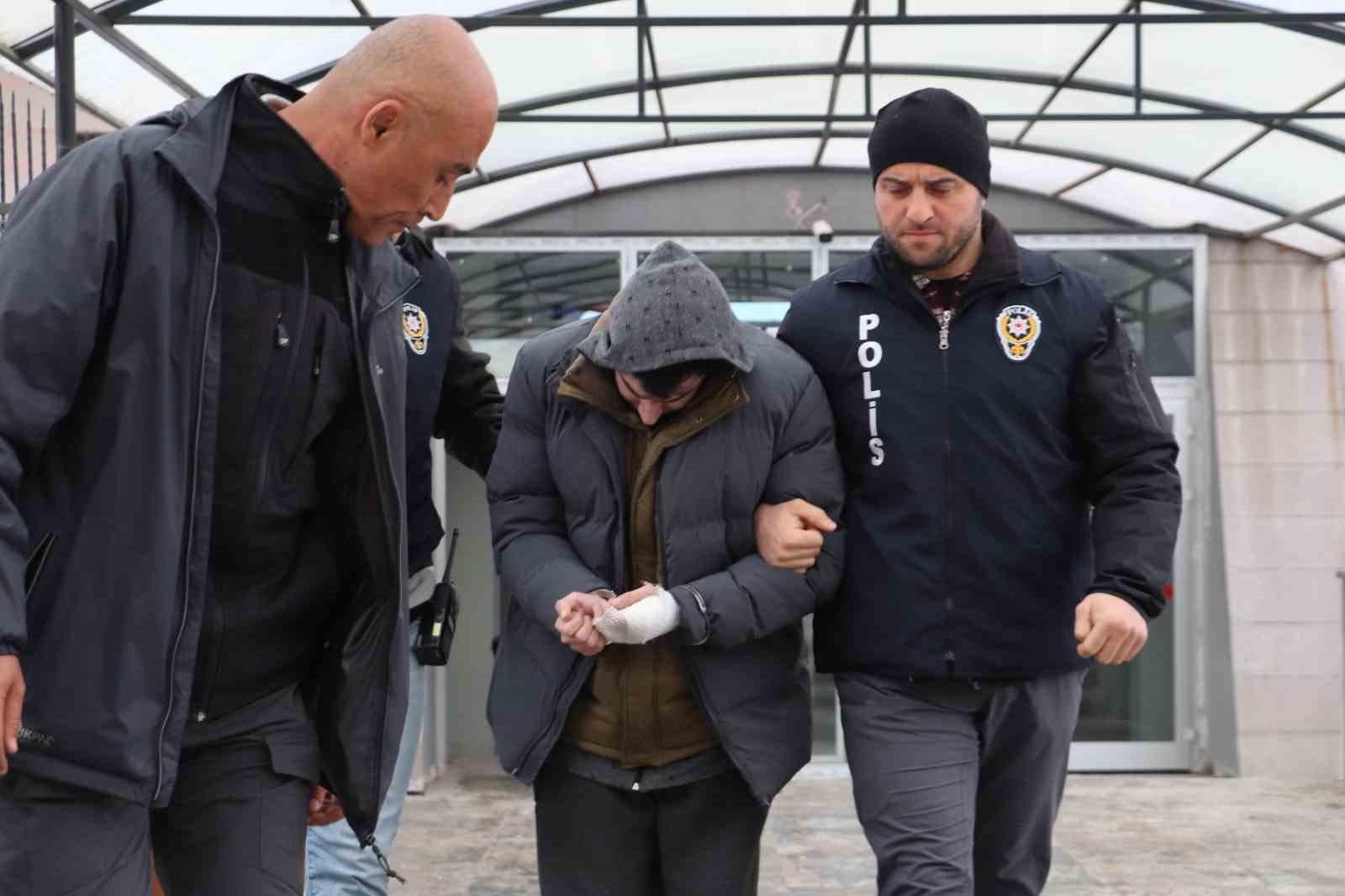 Üvey babasını bıçakla ağır yaralayan şahıs tutuklandı