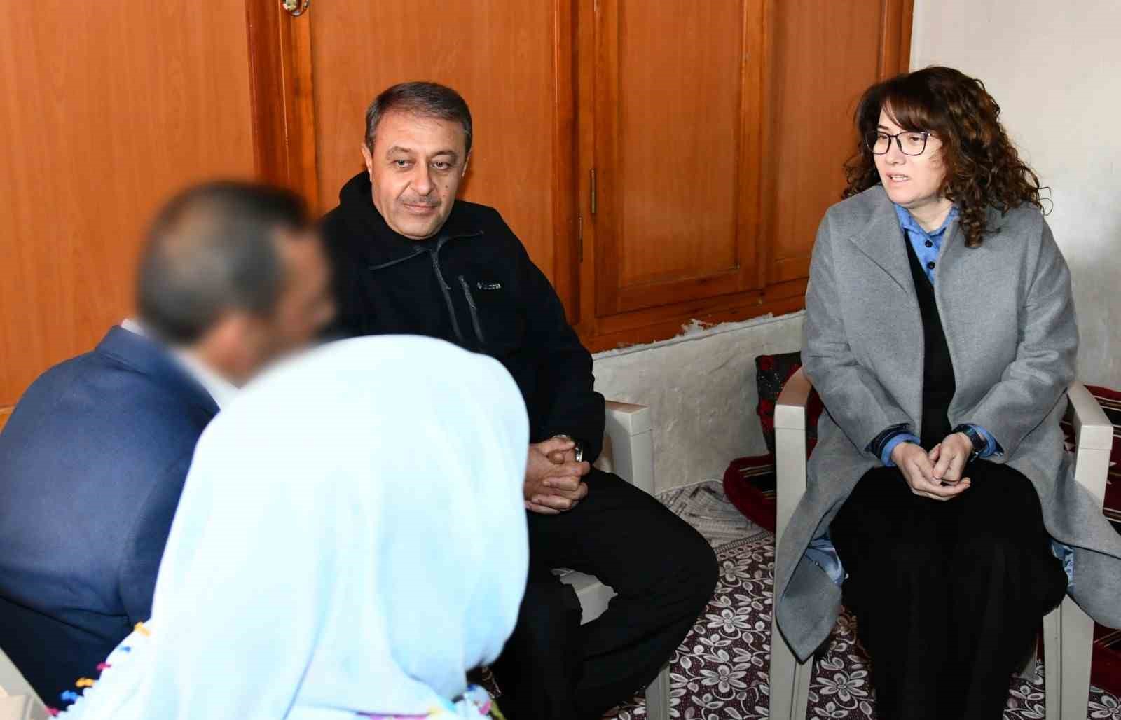 Vali Şıldak umuda kapı açanları evlerinde ziyaret etti