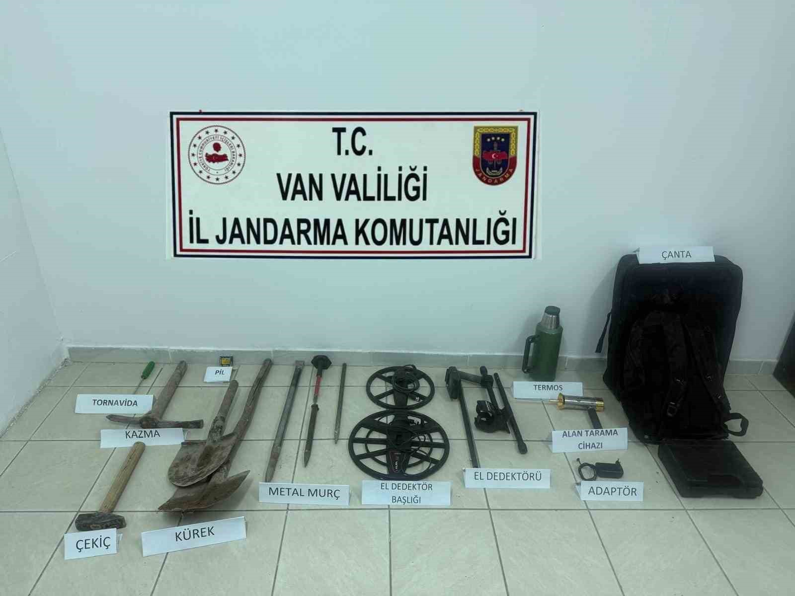 Van’da tarihi kale yakınında kazı yapan 2 kişi yakalandı