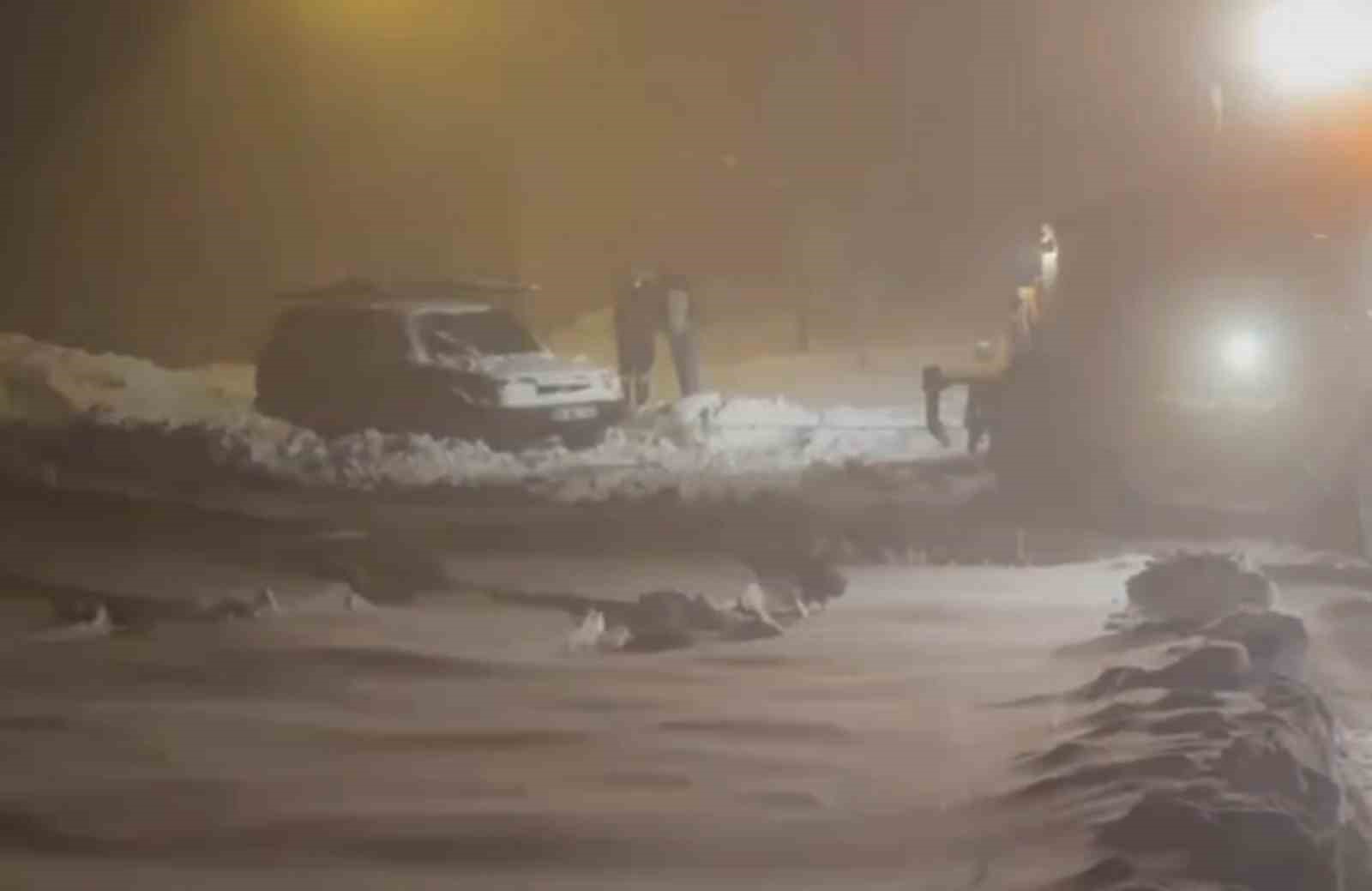Yoğun kar yolu kapattı, ekipler mahsur kalan araca ulaştı