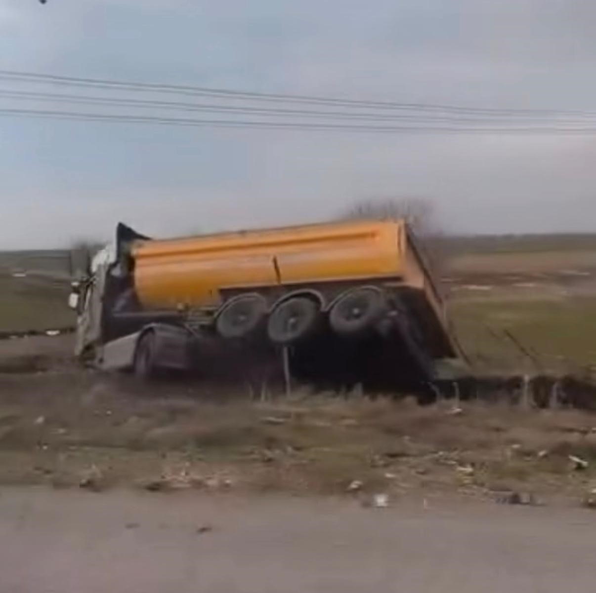 Yol kenarına devrilen kamyonun sürücüsü yaralandı