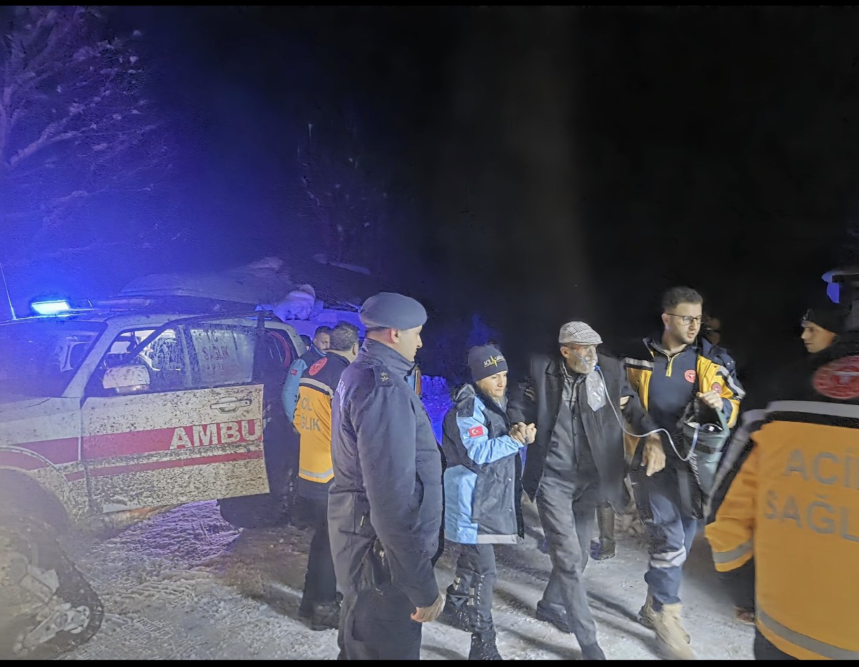 Yolu kapanan köyde mahsur kalan KOAH hastasının yardımına UMKE yetişti