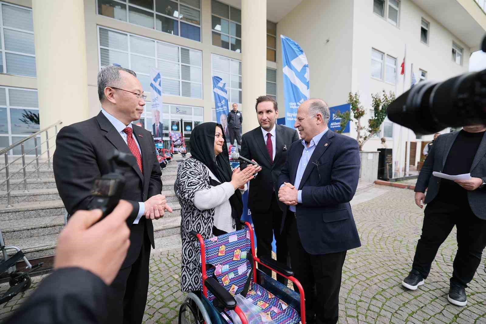 Yüreğir Belediyesi engelli bireylere tekerlekli sandalye dağıttı